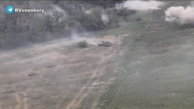 Quân đội Nga pháo kích đánh chặn cuộc tấn công của quân đội Ukraine trên hướng Kherson. Ảnh video RusVesna