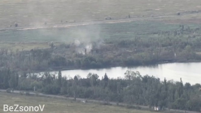 Dân quân Donetks sử dụng pháo binh tấn công phá hủy đài quan sát tiền tiêu quân đội Ukraine. Video Voenaya Hronika.
