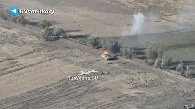 Pháo binh Nga phá hủy 1 xe chiến đấu bộ binh BMP quân đội Ukraine. Ảnh video RusVesna. 