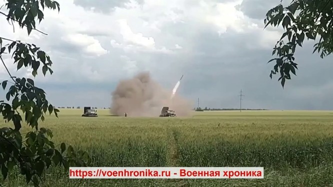 Lực lượng pháo phản lực Grad quân đội Nga phản kích vào chiến tuyến quân đội Ukraine. Video Voenhronika.