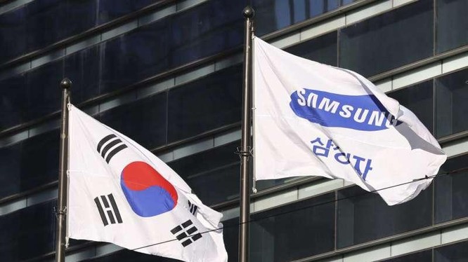 Cờ công ty của Samsung Electronics, bên cạnh quốc kỳ Hàn Quốc ở Seoul, Hàn Quốc, ngày 16/1/2017. Ảnh: AP Photo / Ahn Young-joon,