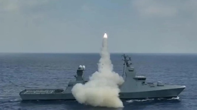 Hộ tống hạm INS Oz lớp Sa'ar 6 của Hải quân Israel phóng thử nghiệm tên lửa chống hạm Gabriel 5. Ảnh video Hải quân Israel. 