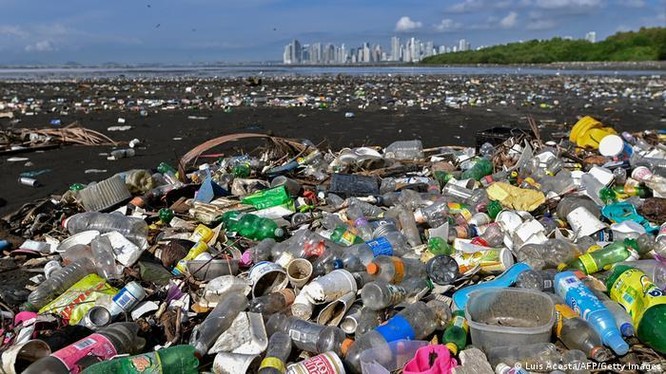 Ô nhiễm rác thải nhựa ven biển. Ảnh DW