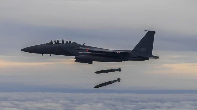 Máy bay Hàn Quốc ném bom JDAM trong cuộc diễn tập. Ảnh NK.News
