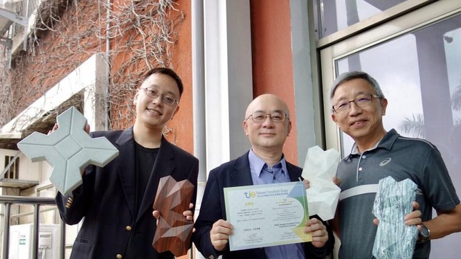 Các nhà khoa học Đài Loan với sản phẩm gạch lát đường từ PGB. Ảnh Focus Taiwan
