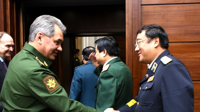 Chuẩn đô đốc Phạm Hoài Nam-Tư lệnh Hải quân Việt Nam trước cuộc hội đàm với Bộ trưởng quốc phòng Nga Sergei Shoigu trong một dịp gặp mặt (ảnh tư liệu, Hải quân Việt Nam)