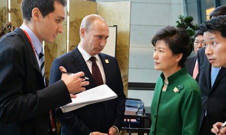 Bà Park Geun-hye và ông Putin.