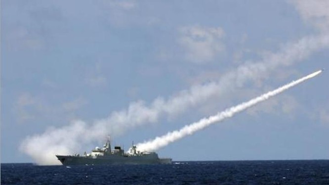 Từ ngày 5 - 11/7/2016, 3 hạm đội lớn Hải quân Trung Quốc tổ chức tập trận bất hợp pháp ở vùng biển phía đông đảo Hải Nam và vùng biển quần đảo Hoàng Sa của Việt Nam. Trong hình là tàu khu trục Quảng Châu, Hạm đội Nam Hải bắn tên lửa phòng không. Ảnh: Sina