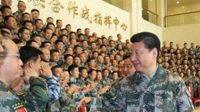 Tháng 4/2016, ông Tập Cận Bình thị sát Trung tâm chỉ huy tác chiến liên hợp Quân ủy. Ảnh: báo Liên hợp, Đài Loan.