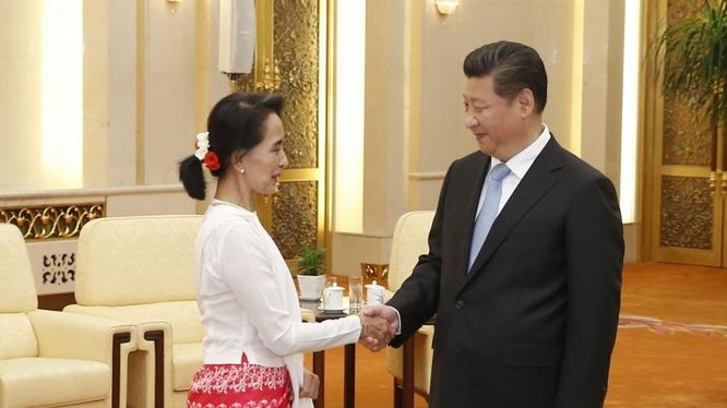 Ngày 11/6/2015, tại Bắc Kinh, Bà Aung san Suu kyi hội kiến với Chủ tịch Trung Quốc Tập Cận Bình. Ảnh: AFP.