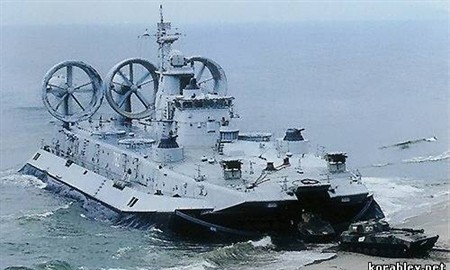 Hạm đội Nam Hải Trung Quốc cho tàu đệm khí Zubr tập trận đánh chiếm đảo tầm xa.