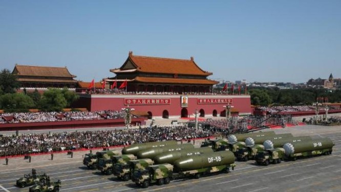 Tên lửa xuyên lục địa Đông Phong-5B Trung Quốc trên quảng trường Thiên An Môn ngày 3/.9/2015. Ảnh: Tin tức Tham khảo, Trung Quốc.