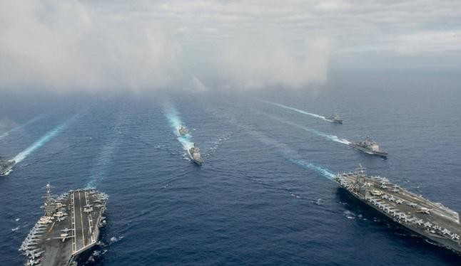 Hạm đội 2 tàu sân bay động cơ hạt nhân USS John C. Stennis và USS Ronald Reagan Hải quân Mỹ trên Biển Đông ngày 18/6/2016. Ảnh: Thời báo Hoàn Cầu, Trung Quốc.