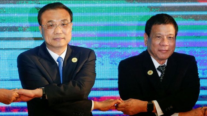 Ngày 7/9/2016, tại Hội nghị Cấp cao ASEAN-Trung Quốc, Thủ tướng Trung Quốc Lý Khắc Cường và Tổng thống Philippines Rodrigo Duterte "bắt tay". Ảnh: News.abs-cbn.com