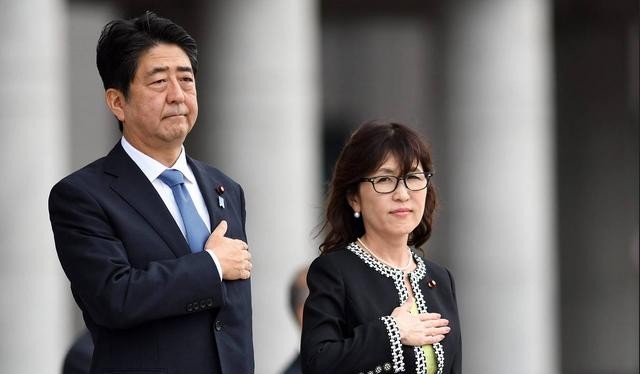 Ngày 12/9/2016, Bộ trưởng Quốc phòng Nhật Bản Tomomi Inada (bên phải) cùng Thủ tướng Nhật Bản Shinzo Abe tham dự một buổi lễ của Lực lượng Phòng vệ Nhật Bản. Ảnh: EPA