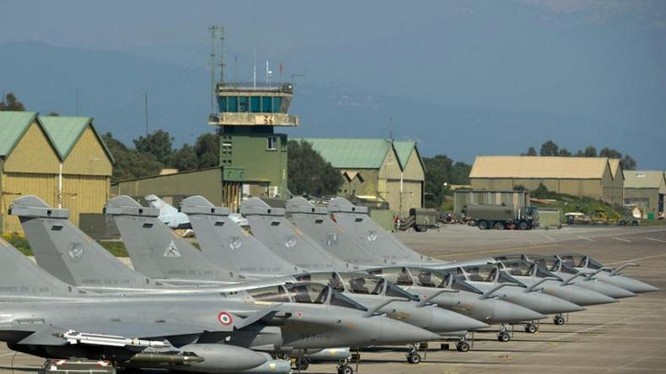 Cụm máy bay chiến đấu Rafale của Không quân Pháp ở căn cứ. Ảnh: Cankao