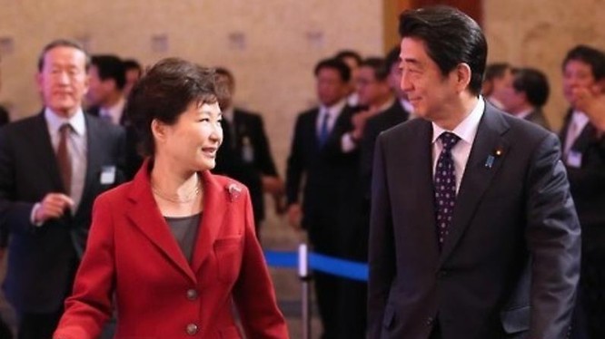 Tổng thống Hàn Quốc Park Geun-hye và Thủ tướng Nhật Bản Shinzo Abe. Ảnh: The Korea Times