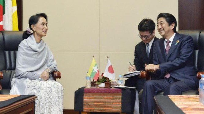 Tháng 9/2016, tại Vientaine, Lào, bà Aung san Suu kyi có cuộc hội đàm với Thủ tướng Nhật Bản Shinzo Abe. Ảnh: The Japan Times