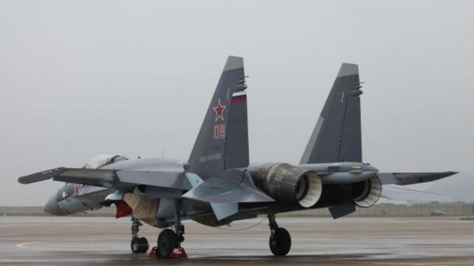 Máy bay chiến đấu Su-35 Nga tại Triển lãm hàng không Chu Hải, Trung Quốc ngày 8/11/2014. Ảnh: Cankao