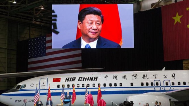 Năm 2015, tại Everett, bang Washington, ông Tập Cận Bình, Chủ tịch nước Trung Quốc xuất hiện trên màn hình lớn, đang chờ phát biểu với các công nhân viên của hãng Boeing. Ảnh: Thời báo New York.