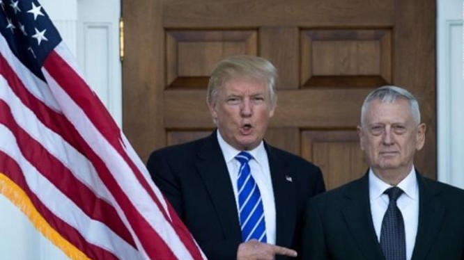 Tổng thống đắc cử Donald Trump và tướng James Mattis - cựu Tư lệnh Bộ chỉ huy Trung tâm, Quân đội Mỹ. Ảnh: CNN