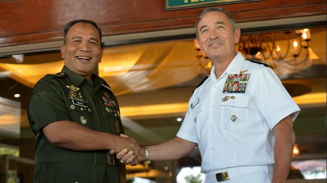 Ngày 22/11/2016 tại Manila, Philippines, Đô đốc Harry B. Harris, Tư lệnh Bộ Tư lệnh Thái Bình Dương Mỹ và tướng Ricardo Visaya, Tham mưu trưởng Quân đội Philippines tiến hành hội đàm.