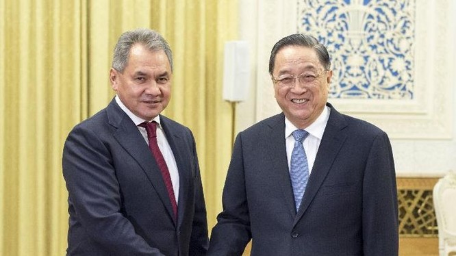 Ngày 23/11/2016, Bộ trưởng Quốc phòng Nga Sergei Shoigu hội kiến với ông Du Chính Thanh, Chủ tịch Chính hiệp Trung Quốc. Ảnh: Tân Hoa xã