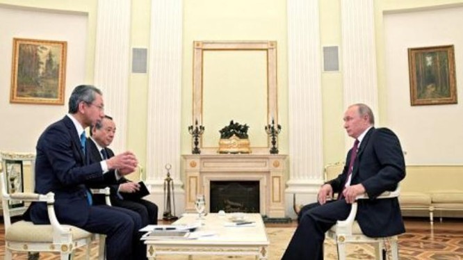 Tổng thống Nga Vladimir Putin trả lời phỏng vấn báo chí Nhật Bản. Ảnh: Cankao