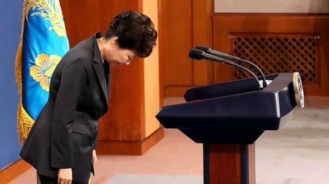 Tổng thống Hàn Quốc cúi đầu xin lỗi người dân.