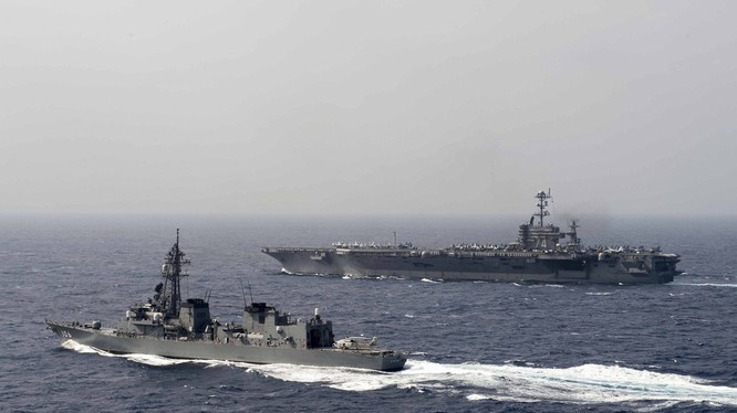 Cụm tấn công tàu sân bay USS John C. Stennis Hải quân Mỹ và Lực lượng Phòng vệ Biển Nhật Bản tiến hành diễn tập ở vùng biển Philippines ngày 23/2/2016. Ảnh: Thời báo Hoàn Cầu