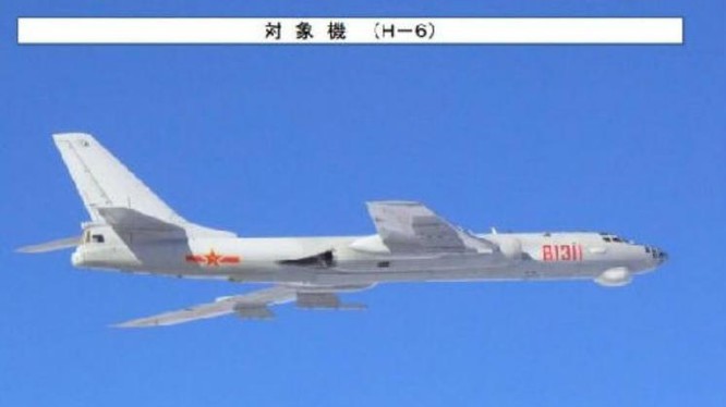 Máy bay ném bom H-6 Trung Quốc bị Lực lượng Phòng vệ Trên không Nhật Bản chụp được. Ảnh: Cankao