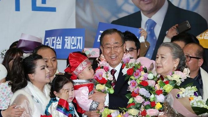 Ngày 12 tháng 1 năm 2017, cựu Tổng thư ký Liên hợp quốc Ban Ki-moon quay trở về Hàn Quốc, được người dân Hàn Quốc tiếp đón nồng nhiệt. Ảnh: Tân Hoa xã