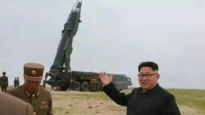 Nhà lãnh đạo Triều Tiên Kim Jong-ul chỉ đạo phóng tên lửa. Ảnh: Thời báo Hoàn Cầu