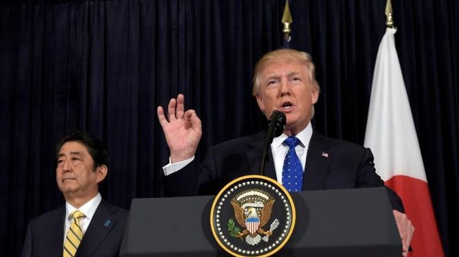 Tổng thống Mỹ Donald Trump (đang phát biểu) và Thủ tướng Shinzo Abe ngày 12 tháng 2 năm 2017. Ảnh: AP/VOA