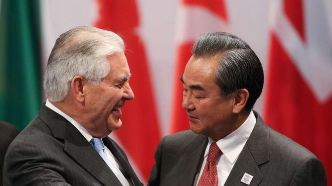 Ngày 17 tháng 2 năm 2017, Ngoại trưởng Mỹ Rex Tillerson gặp gỡ Bộ trưởng Ngoại giao Trung Quốc Vương Nghị bên lề hội nghị G20. Ảnh: South China Morning Post