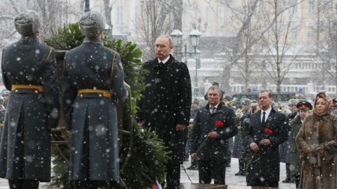 Ngày 23 tháng 2, Tổng thống Nga Vladimir Putin dâng hoa ở vườn hoa Alexander bên ngoài bức tường Điện Kremlin để chúc mừng ngày của những người bảo vệ Tổ quốc. Ảnh: AFP/Cankao
