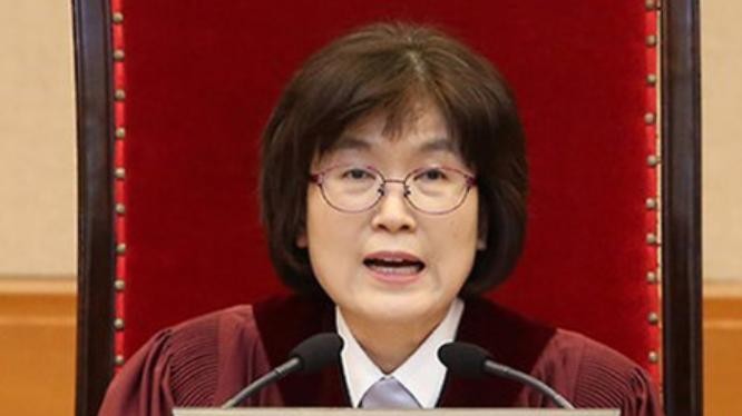 Ngày 10/3/2017, quyền Chánh án Tòa án Hiến pháp Hàn Quốc Lee Jung-mi đọc phán quyết đối với bà Park Geun-hye. Ảnh: Yonhap