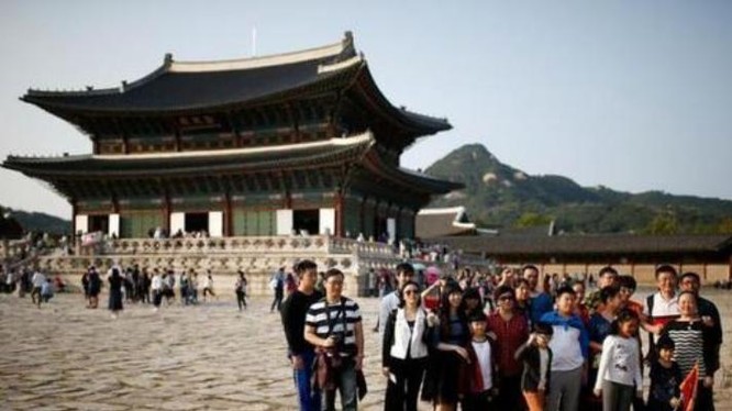 Du khách Trung Quốc tại cung điện Gyeongbok, Hàn Quốc vào tháng 10/2016. Ảnh: Sina