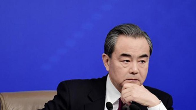 Bộ trưởng Ngoại giao Trung Quốc Vương Nghị tại cuộc họp báo ngày 8/3/2017 bên lề kỳ họp Lưỡng hội, Trung Quốc. Ảnh: Nhật báo Trung Quốc