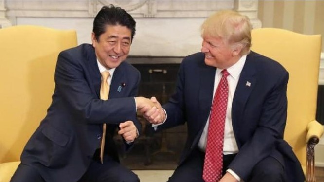 Ngày 10/2/2017, Thủ tướng Shinzo Abe hội đàm với Tổng thống Mỹ Donald Trump. Ảnh: The Telegraph