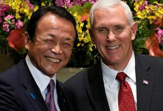 Phó Thủ tướng kiêm Bộ trưởng Tài chính Nhật Bản Taro Aso và Phó Tổng thống Mỹ Mike Pence tiến hánh bắt tay trước cuộc hội đàm ở Tokyo ngày 18/4/2017. Ảnh: Reuters/zaobao