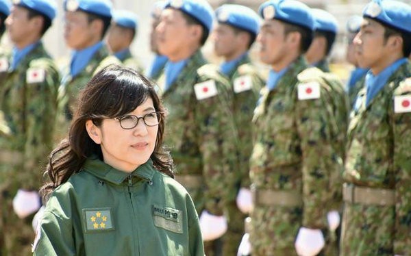 Bộ trưởng Quốc phòng Nhật Bản Tomomi Inada thị sát lực lượng gìn giữ hòa bình Nhật Bản ở Nam Xu-đăng. Ảnh: Sohu