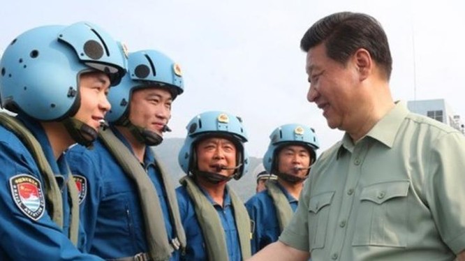 Ngày 9/4/2013, Chủ tịch Trung Quốc Tập Cận Bình thị sát căn cứ tàu ngầm Hạm đội Nam Hải, Hải quân Trung Quốc ở Tam Á, đảo Hải Nam. Ảnh: Tân Hoa xã
