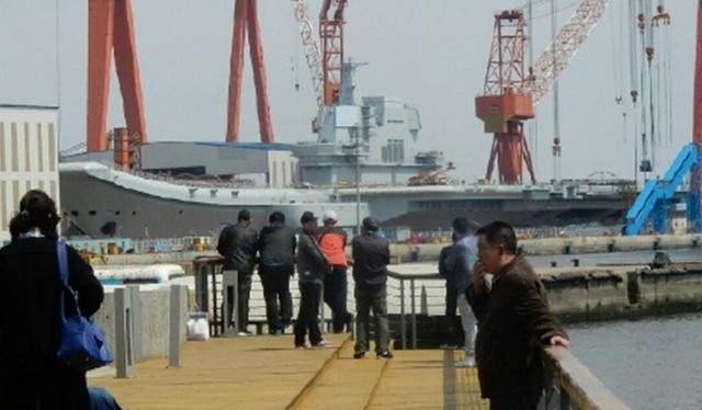 Trung Quốc chuẩn bị hạ thủy tàu sân bay Type 001A. Ảnh: Dwnews