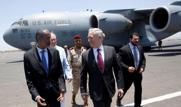 Bộ trưởng Quốc phòng Mỹ James Mattis và Bộ trưởng Quốc phòng Djibouti Ali Hasan Bahdon ở sân bay Djibouti-Ambouli ngày 23/4/2017. Ảnh: VOA