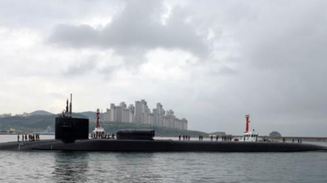 Ngày 25/4/2017, tàu ngầm hạt nhân USS Michigan đến Busan, Hàn Quốc. Ảnh: VOA