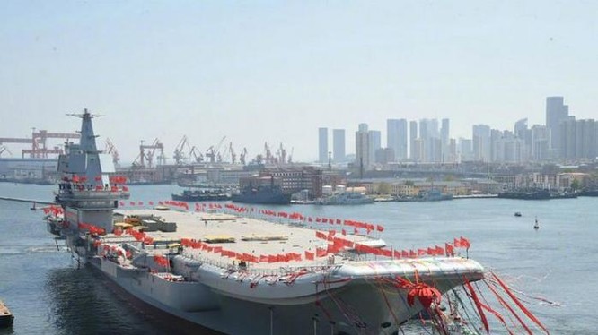 Ngày 26/4/2017, tàu sân bay động cơ thông thường Type 001A Trung Quốc hạ thủy ở nhà máy đóng tàu Đại Liên thuộc Tập đoàn công nghiệp nặng tàu thủy Trung Quốc. Ảnh: Cankao
