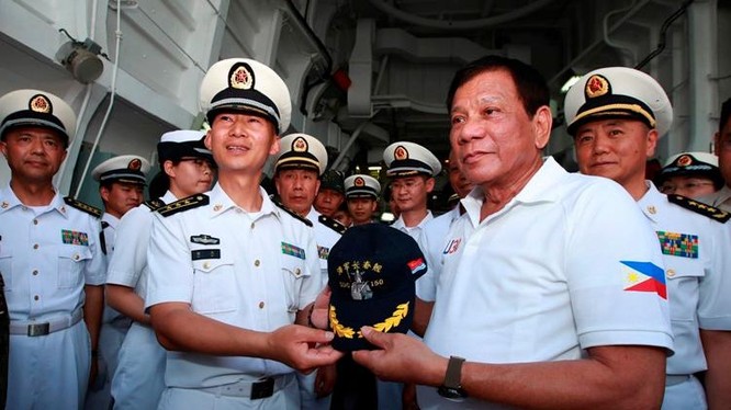 Ngày 1/5/2017, Tổng thống Philippines Rodrigo Duterte lên thăm tàu chiến hải quân Trung Quốc. Ảnh: AP/Philippine Star