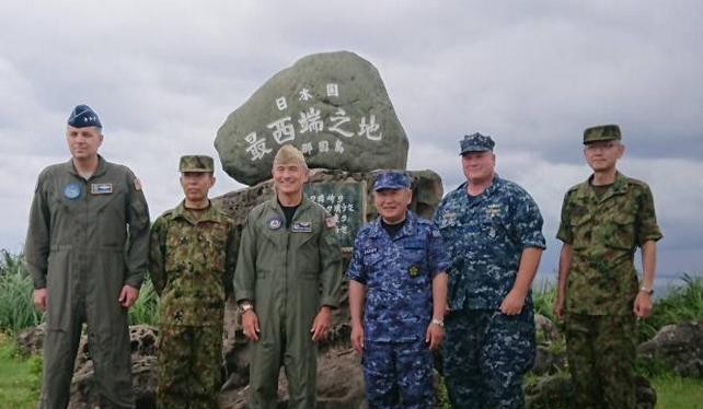 Đô đốc Harry Harris cùng Đô đốc Kawano Katsutoshi thăm trạm giám sát radar