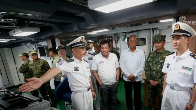 Tổng thống Philippines Rodrigo Duterte tham quan tàu chiến Trung Quốc. Ảnh: Sina